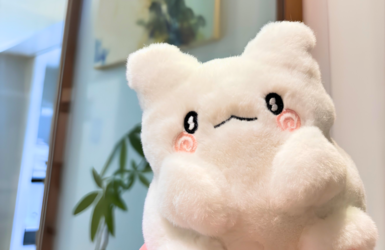 40歳でサンリオに完落ち。私が「はなまるおばけ」をデスクに置く深い理由。