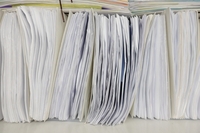 書類の山に魔法はない。2026年の今、私たちが「やるしかない」現実と、その先の光。